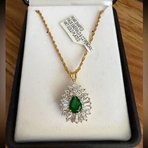 Elegant Gold and Green Pendant Necklace